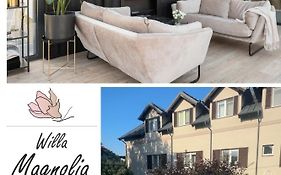 Willa Magnolia - pokoje i apartamenty - rowery - plac zabaw MONTESSORI - basen - pokój zabaw
